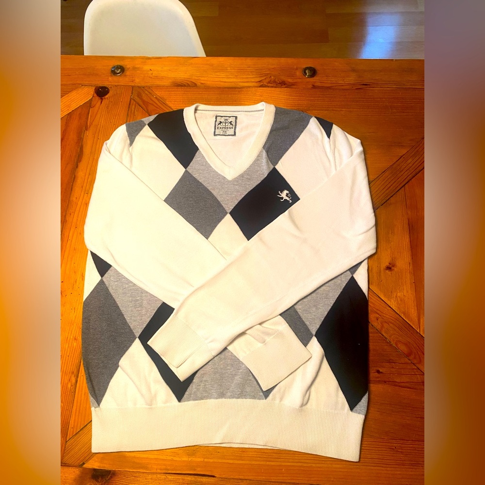 Express White and Gray V-Neck Argyle Sweater